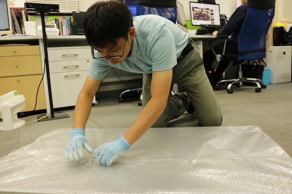 アクリルパネルを包み込むように梱包に成功