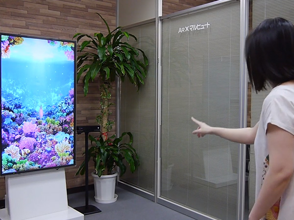 手の動きに水面が反応します