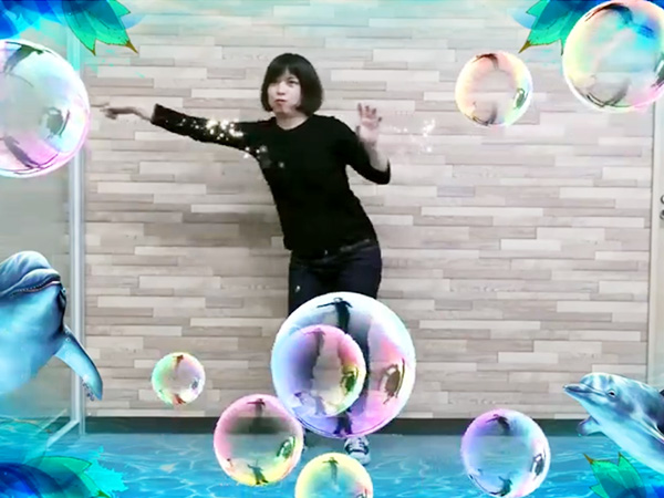 手に当たると弾けるシャボン玉